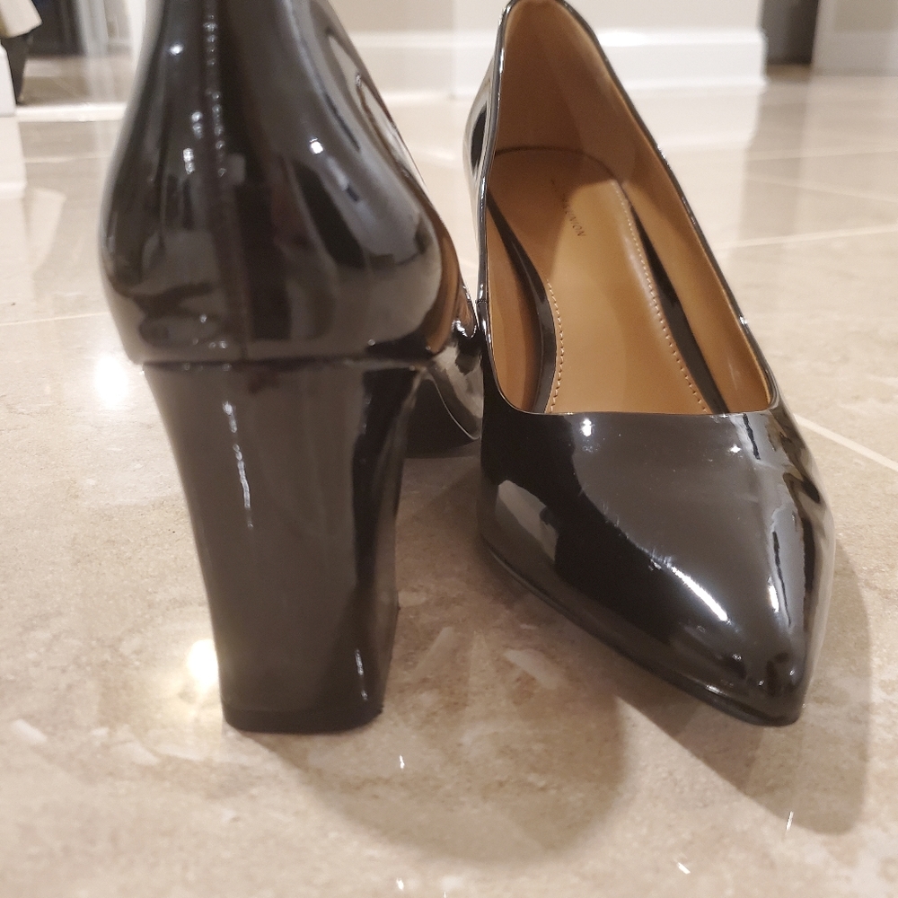 Black pumps